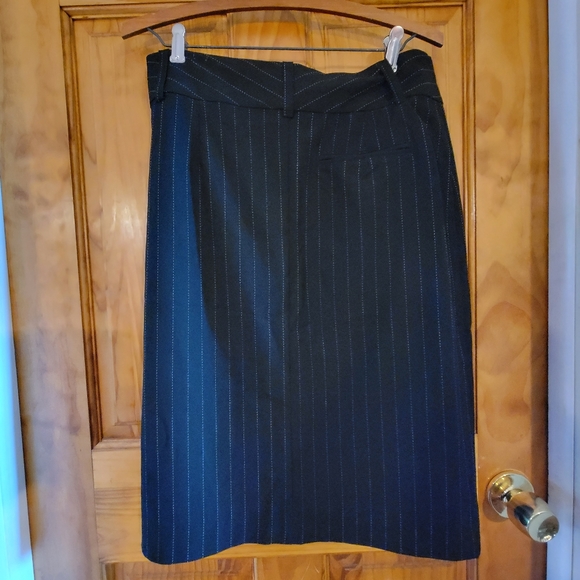 Old Navy Stretch Skirt Pin Striped Front zippered and slit Size 8 - Picture 6 of 12